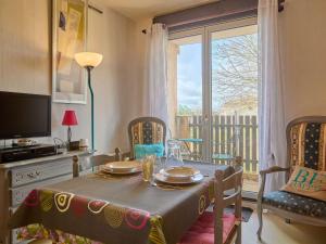 Posezení v ubytování Studio confortable avec balcon pour 2 à Barbotan-les-Thermes, animaux admis, parking et wifi - FR-1-841-43