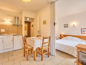 Kuchyň nebo kuchyňský kout v ubytování Appartement lumineux avec climatisation et animaux admis, Barbotan-les-Thermes - FR-1-841-6 + 10 fotografií