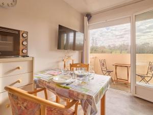 TV a/nebo společenská místnost v ubytování Studio rénové avec balcon sud à Barbotan - FR-1-841-16
