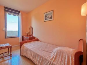 a bedroom with a bed and a window at T3 lumineux pour 5 pers avec Wifi proche du Lac de l'Uby - FR-1-841-15 in Barbotan-les-Thermes