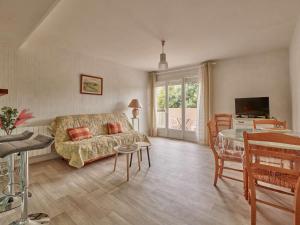 ein Wohnzimmer mit Sofa und Tisch in der Unterkunft Appartement T2 avec balcons à Barbotan, idéal pour 2 personnes - FR-1-841-49 in Barbotan-les-Thermes