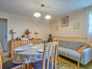 a living room with a table and a couch at T2 bis lumineux avec véranda, parking gratuit, wifi, proche nature - FR-1-841-33 in Barbotan-les-Thermes +13 photos