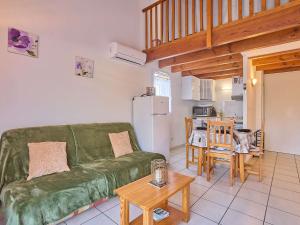 Kuchyň nebo kuchyňský kout v ubytování Charmant T2 avec Jardin à Barbotan - FR-1-841-25 + 14 fotografií
