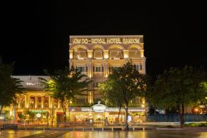 ein großes Gebäude mit einem Schild darauf in der Nacht in der Unterkunft Royal Hotel Saigon in Ho-Chi-Minh-Stadt