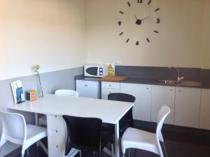 A kitchen or kitchenette at Albergue As Eiras