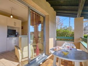 une cuisine et une salle à manger avec une table et une salle à manger dans l'établissement Studio T1 Bis cosy pour 2, Wi-Fi et parking, animaux admis - FR-1-841-68, à Barbotan-les-Thermes 13 autres photos