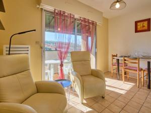 un salon avec un canapé, des chaises et une table dans l'établissement Studio T1 Bis cosy pour 2, Wi-Fi et parking, animaux admis - FR-1-841-68, à Barbotan-les-Thermes