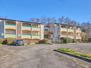 an empty parking lot in front of a building at Charmant T1 bis avec jardin privatif à Barbotan-les-Thermes - FR-1-841-64 in Barbotan-les-Thermes +10 photos