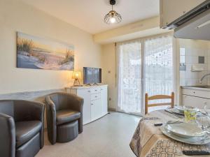 a kitchen and dining room with a table and chairs at Confortable T2 pour 2 pers - Au sud avec WIFI et Parking - FR-1-841-62 in Barbotan-les-Thermes