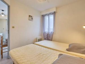 a small bedroom with a bed and a window at Confortable T2 pour 2 pers - Au sud avec WIFI et Parking - FR-1-841-62 in Barbotan-les-Thermes +11 photos