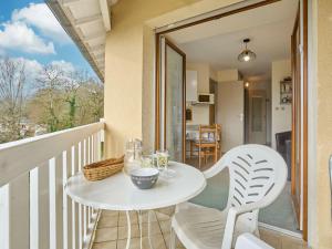 a white table and chairs on a balcony at Confortable T2 pour 2 pers - Au sud avec WIFI et Parking - FR-1-841-62 in Barbotan-les-Thermes