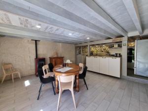 Gallery image of Gîte spacieux avec bain nordique et WiFi - FR-1-496-359 in Usson-en-Forez