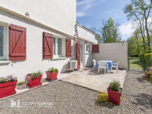a patio with a table and chairs in front of a house at Appartement T3 4 pers. avec Terrasse, Wifi, Parking, Animaux admis - FR-1-841-58 in Barbotan-les-Thermes