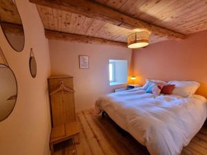 Gallery image of Gîte spacieux avec bain nordique et WiFi - FR-1-496-359 in Usson-en-Forez +25 photos