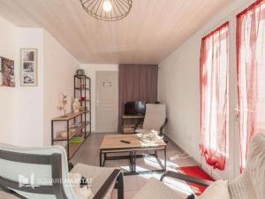 a living room with a couch and a table at Appartement T3 4 pers. avec Terrasse, Wifi, Parking, Animaux admis - FR-1-841-58 in Barbotan-les-Thermes