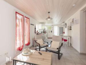 a living room with two chairs and a table at Appartement T3 4 pers. avec Terrasse, Wifi, Parking, Animaux admis - FR-1-841-58 in Barbotan-les-Thermes