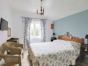a bedroom with a bed and a window at Villa rénovée T3 près du lac et thermes - FR-1-841-60 in Cazaubon