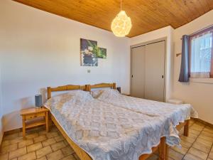 a bedroom with a bed and a wooden ceiling at Charmant T2 pour 2 à Barbotan avec Parking et Wifi - FR-1-841-80 in Barbotan-les-Thermes