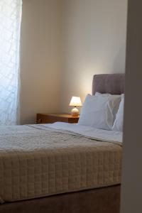 Postel nebo postele na pokoji v ubytování Mythos Suites-Aphrodite apartment