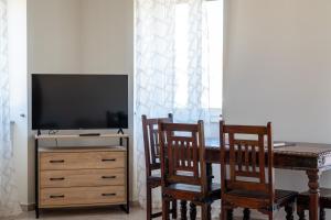 TV a/nebo společenská místnost v ubytování Mythos Suites-Aphrodite apartment