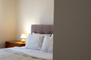 Postel nebo postele na pokoji v ubytování Mythos Suites-Aphrodite apartment