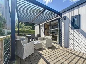 Balkón alebo terasa v ubytovaní Mobil-home tout confort 6 pers, 3 ch, 2 sdb, piscine, à 200m de la plage, plein cœur de Jullouville - FR-1-361A-55