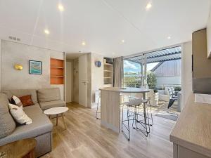Posedenie v ubytovaní Mobil-home tout confort 6 pers, 3 ch, 2 sdb, piscine, à 200m de la plage, plein cœur de Jullouville - FR-1-361A-55