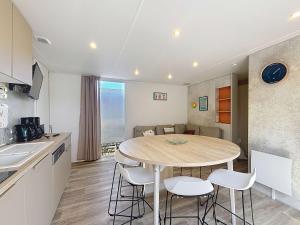 Kuchyňa alebo kuchynka v ubytovaní Mobil-home tout confort 6 pers, 3 ch, 2 sdb, piscine, à 200m de la plage, plein cœur de Jullouville - FR-1-361A-55