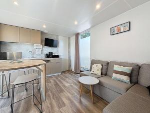 Kuchyňa alebo kuchynka v ubytovaní Mobil-home tout confort 6 pers, 3 ch, 2 sdb, piscine, à 200m de la plage, plein cœur de Jullouville - FR-1-361A-55