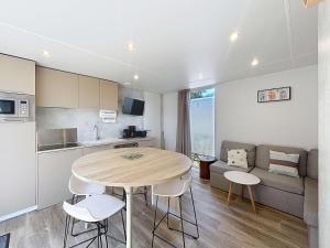 Kuchyňa alebo kuchynka v ubytovaní Mobil-home tout confort 6 pers, 3 ch, 2 sdb, piscine, à 200m de la plage, plein cœur de Jullouville - FR-1-361A-55