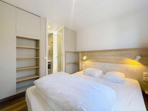 Posteľ alebo postele v izbe v ubytovaní Mobil-home tout confort 6 pers, 3 ch, 2 sdb, piscine, à 200m de la plage, plein cœur de Jullouville - FR-1-361A-55