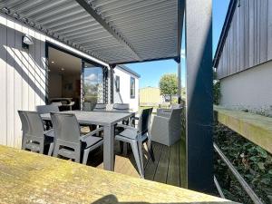 Balkón alebo terasa v ubytovaní Mobil-home tout confort 6 pers, 3 ch, 2 sdb, piscine, à 200m de la plage, plein cœur de Jullouville - FR-1-361A-55