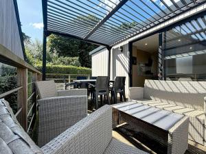 Balkón alebo terasa v ubytovaní Mobil-home tout confort 6 pers, 3 ch, 2 sdb, piscine, à 200m de la plage, plein cœur de Jullouville - FR-1-361A-55