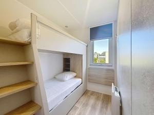 Posteľ alebo postele v izbe v ubytovaní Mobil-home tout confort 6 pers, 3 ch, 2 sdb, piscine, à 200m de la plage, plein cœur de Jullouville - FR-1-361A-55