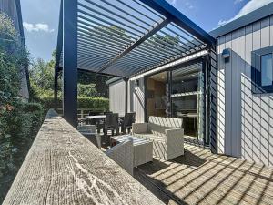 Patio alebo iná vonkajšia časť ubytovania Mobil-home tout confort 6 pers, 3 ch, 2 sdb, piscine, à 200m de la plage, plein cœur de Jullouville - FR-1-361A-55