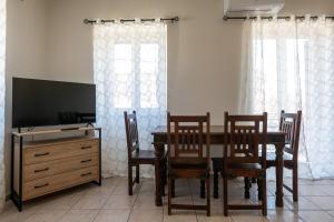 TV a/nebo společenská místnost v ubytování Mythos Suites-Aphrodite apartment