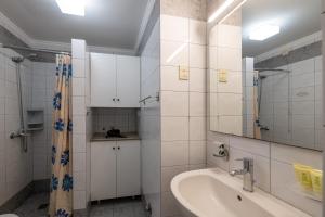 Koupelna v ubytování Mythos Suites-Aphrodite apartment + 37 fotografií