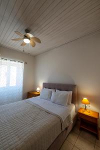 Postel nebo postele na pokoji v ubytování Mythos Suites-Aphrodite apartment