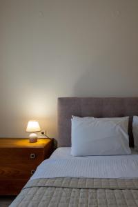 Postel nebo postele na pokoji v ubytování Mythos Suites-Aphrodite apartment
