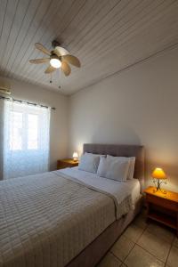 Postel nebo postele na pokoji v ubytování Mythos Suites-Aphrodite apartment