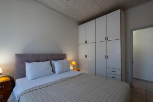 Postel nebo postele na pokoji v ubytování Mythos Suites-Aphrodite apartment