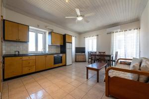 Kuchyň nebo kuchyňský kout v ubytování Mythos Suites-Aphrodite apartment