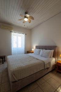 Postel nebo postele na pokoji v ubytování Mythos Suites-Aphrodite apartment