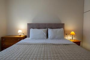Postel nebo postele na pokoji v ubytování Mythos Suites-Aphrodite apartment