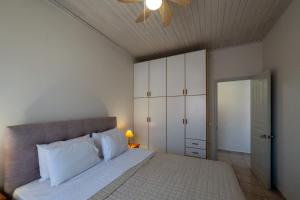 Postel nebo postele na pokoji v ubytování Mythos Suites-Aphrodite apartment