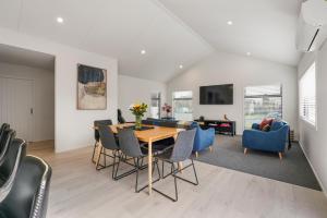 Posezení v ubytování Location on Point - Taupo