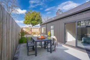 Patio nebo venkovní prostory v ubytování Location on Point - Taupo