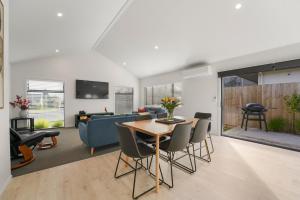 TV a/nebo společenská místnost v ubytování Location on Point - Taupo