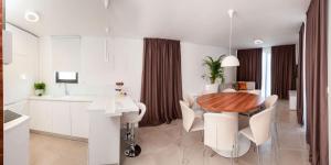 Fotografia z galérie ubytovania Seafront Ciovo Villa Villa Trogir Deluxe Dva 6 Beautiful Bedrooms Private Pools Sea Front - Sauna v Trogiri + 31 fotografií