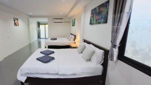 Giường trong phòng chung tại Lanta Cozy House 2